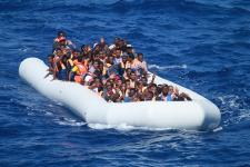 Migranter på en båd i Middelhavet