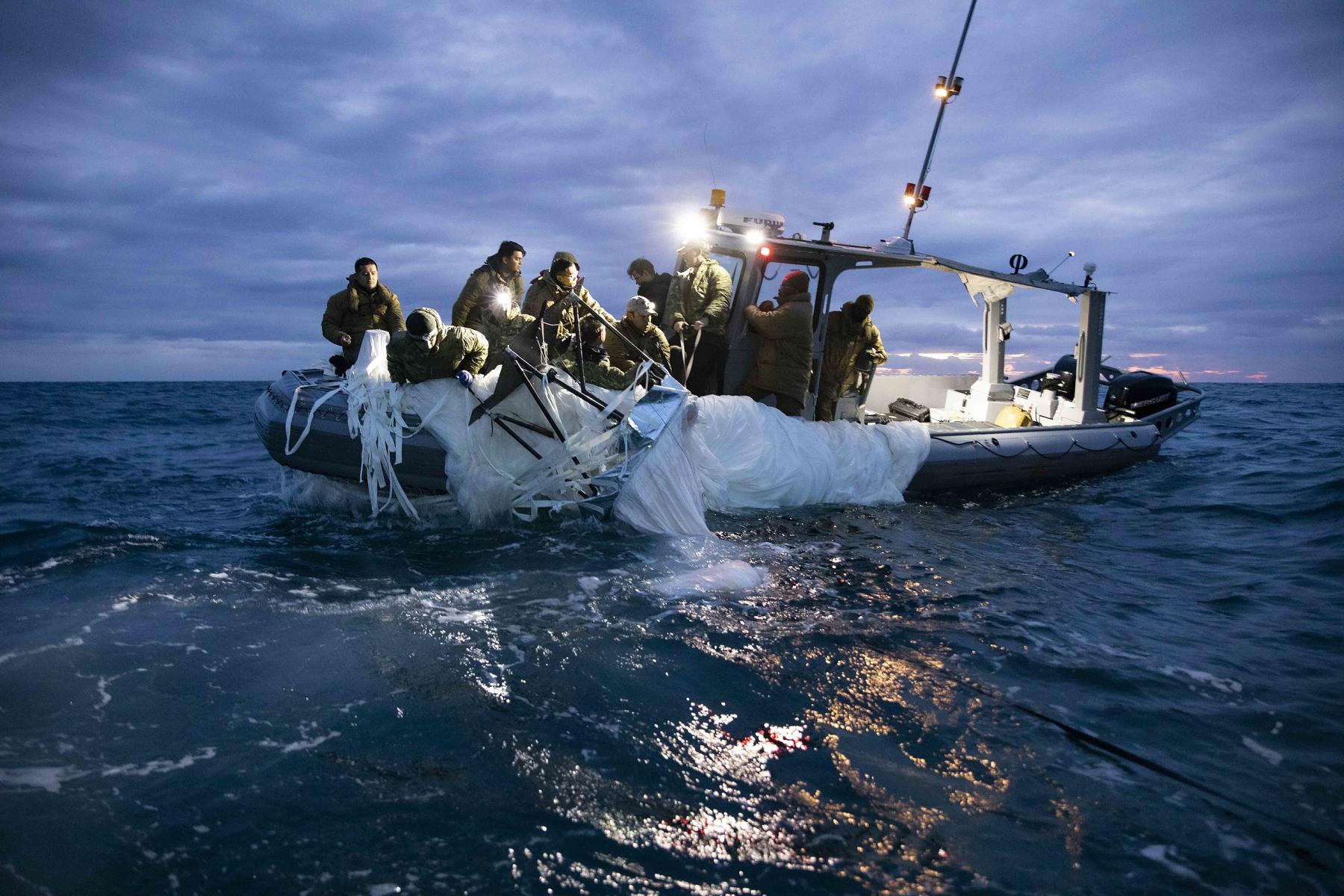 Amerikanske soldater samler den kinesiske ballon op af vandet