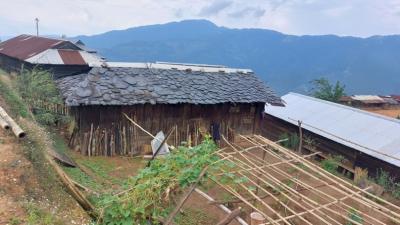 Stone house roof in Mimi village