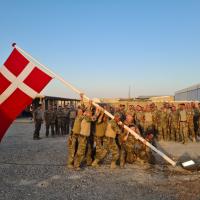 Soldater med flagstang og Dannebrog ifm. flagdag